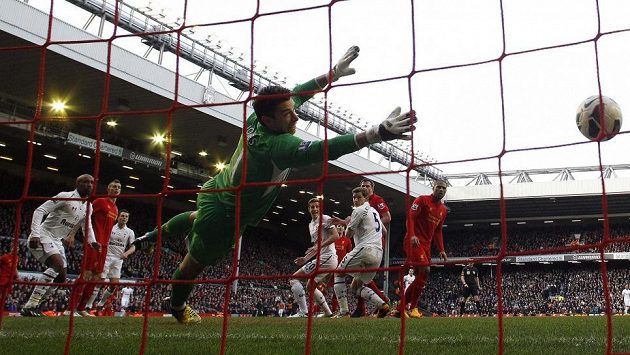 Jan Vertonghen (třetí zprava) z Tottenham vyrovnal v Liverpoolu na 1:1. Jan Vertonghen (třetí zprava) z Tottenham vyrovnal v Liverpoolu na 1:1.