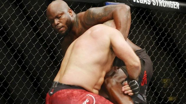 Bojovník Derrick Lewis v akci. Alexej Olejnik na něj o víkendu nestačil. Bojovník Derrick Lewis v akci. Alexej Olejnik na něj o víkendu nestačil.