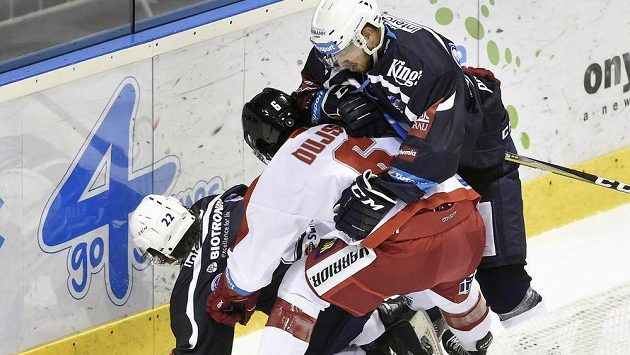 Zleva Ondřej Kratěna z Plzně, Tomáš Dujsík z Olomouce a plzeňský Miroslav Preisinger. Zleva Ondřej Kratěna z Plzně, Tomáš Dujsík z Olomouce a plzeňský Miroslav Preisinger.