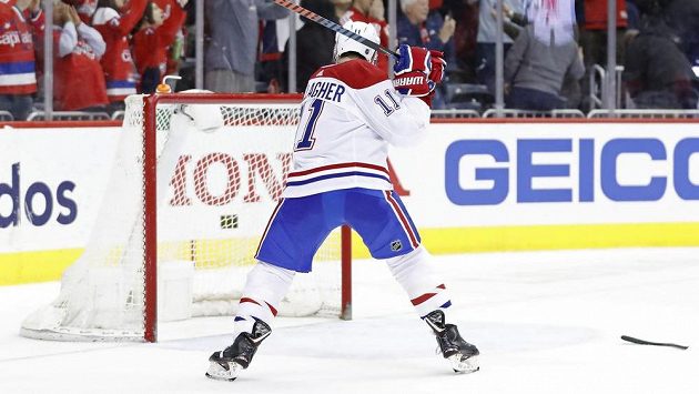 Naštvaný útočník Montrealu Brendan Gallagher sekl hokejkou o branku po porážce od Washingtonu. Naštvaný útočník Montrealu Brendan Gallagher sekl hokejkou o branku po porážce od Washingtonu.