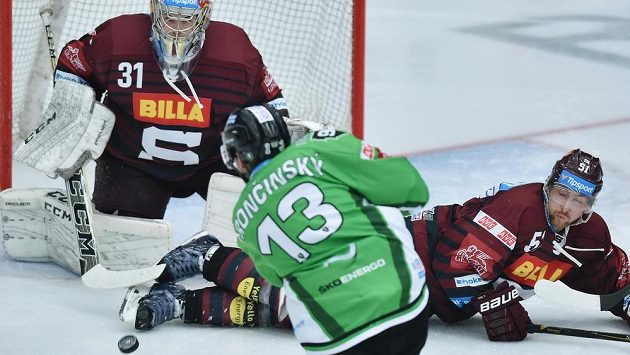 Marek Trončinský (vlevo) z Mladé Boleslavi střílí na Jakuba Škarka v bráně Sparty, střelu obětavě blokuje Jan Svrček. Marek Trončinský (vlevo) z Mladé Boleslavi střílí na Jakuba Škarka v bráně Sparty, střelu obětavě blokuje Jan Svrček.