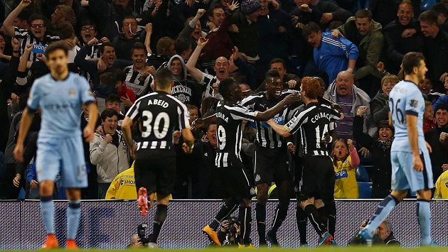 Moussa Sissoko (třetí zprava) z Newcastlu slaví se spoluhráči gól na hřišti Manchesteru City v osmifinále Ligového poháru. Moussa Sissoko (třetí zprava) z Newcastlu slaví se spoluhráči gól na hřišti Manchesteru City v osmifinále Ligového poháru.