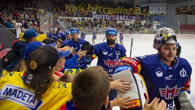 Budějovičtí hráči se radují z výhry. Zprava brankář Dominik Hrachovina, Milan Gulaš a Miroslav Holec. Budějovičtí hráči se radují z výhry. Zprava brankář Dominik Hrachovina, Milan Gulaš a Miroslav Holec.