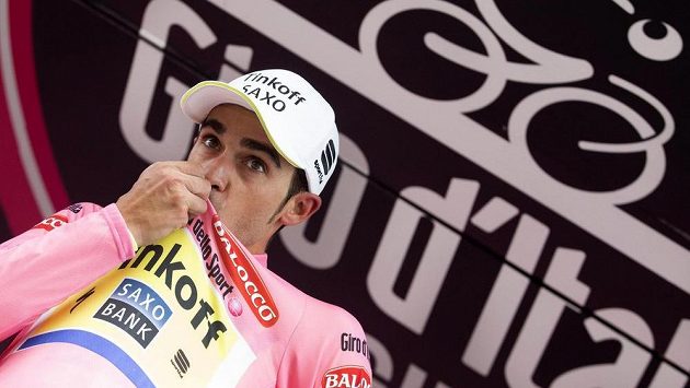 Alberto Contador nadále v růžovém trikotu pro lídra Gira. Alberto Contador nadále v růžovém trikotu pro lídra Gira.