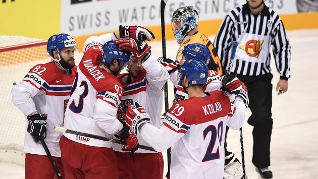 Michal Vondrka (82) oslavuje se spoluhráči gól na 1:1 během utkání hokejového Mistrovství světa Německo - Česká republika. Michal Vondrka (82) oslavuje se spoluhráči gól na 1:1 během utkání hokejového Mistrovství světa Německo - Česká republika.