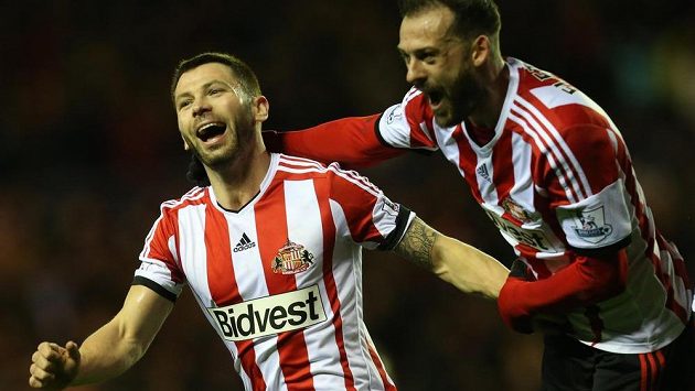 Kapitán Sunderlandu Phil Bardsley (vlevo) slaví gól v anglickém Ligovém poháru. Kapitán Sunderlandu Phil Bardsley (vlevo) slaví gól v anglickém Ligovém poháru.