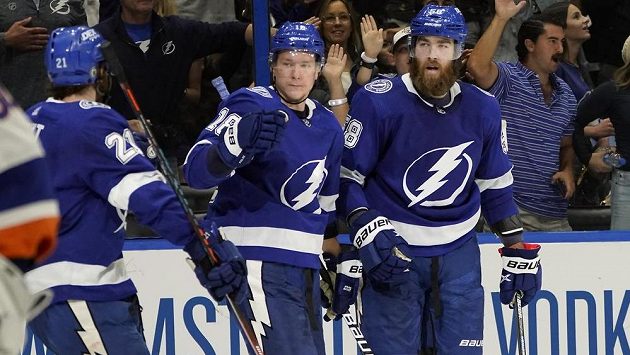 Český útočník Ondřej Palát se trefil do sítě New York Islanders v semifinále NHL a jeho Tampa vyhrála zápas vysoko 8:0. Palát oslavuje svou trefu se spoluhráči Braydenem Pointem (21) a obráncem Davide Savardem. Český útočník Ondřej Palát se trefil do sítě New York Islanders v semifinále NHL a jeho Tampa vyhrála zápas vysoko 8:0. Palát oslavuje svou trefu se spoluhráči Braydenem Pointem (21) a obráncem Davide Savardem.