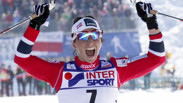 Famózní Norka Marit Björgenová se na světovém šampionátu ve Val di Fiemme raduje z dalšího zlata, tentokrát na klasické třicítce s hromadným startem. Famózní Norka Marit Björgenová se na světovém šampionátu ve Val di Fiemme raduje z dalšího zlata, tentokrát na klasické třicítce s hromadným startem.
