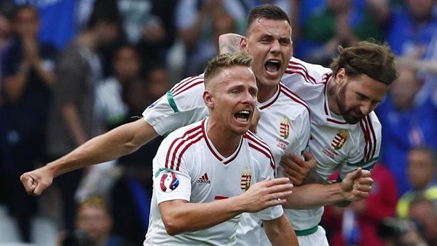 Maďaři Balázs Dzsudzsák, Ádám Szalai a Tamás Kádár se radují z gólu proti Islandu. Maďaři Balázs Dzsudzsák, Ádám Szalai a Tamás Kádár se radují z gólu proti Islandu.