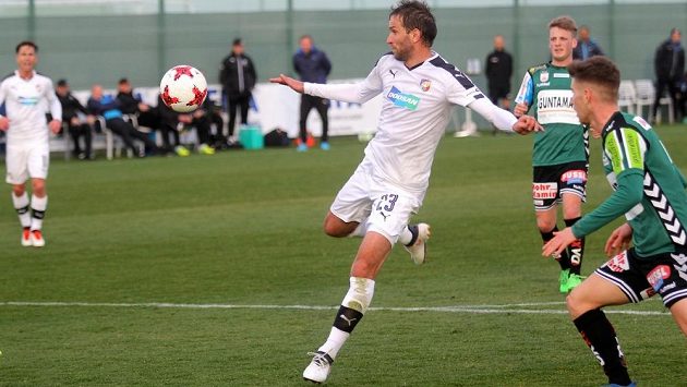 Plzeňský fotbalista Marek Bakoš se chystá zakončit útok v přípravném utkání s Riedem. Plzeňský fotbalista Marek Bakoš se chystá zakončit útok v přípravném utkání s Riedem.