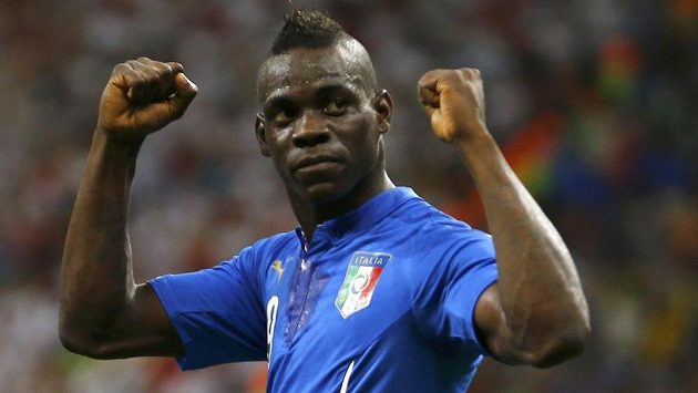 Mario Balotelli znovu perlí - za pomoc Anglii požaduje pusu od britské královny! Mario Balotelli znovu perlí - za pomoc Anglii požaduje pusu od britské královny!