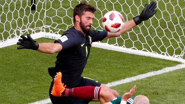Kopačkou napřed šel útočník Mexika Javier Hernández do brankáře Brazílie Allisona, ale gól mu nedal. I proto, že selecao hrají v defenzivě hodně zodpovědně. Kopačkou napřed šel útočník Mexika Javier Hernández do brankáře Brazílie Allisona, ale gól mu nedal. I proto, že selecao hrají v defenzivě hodně zodpovědně.