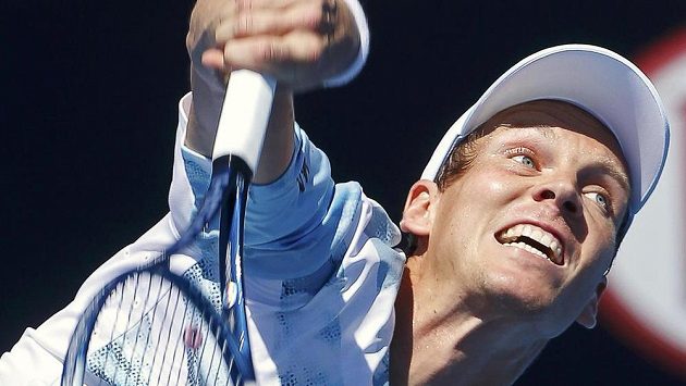Tomáš Berdych podává v duelu s Jürgenem Melzerem. Tomáš Berdych podává v duelu s Jürgenem Melzerem.