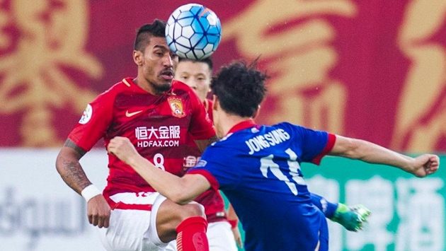 Brazilský záložník Paulinho (vlevo) z týmu Kuang-čou Evergrande míří do slavné Barcelony. Brazilský záložník Paulinho (vlevo) z týmu Kuang-čou Evergrande míří do slavné Barcelony.