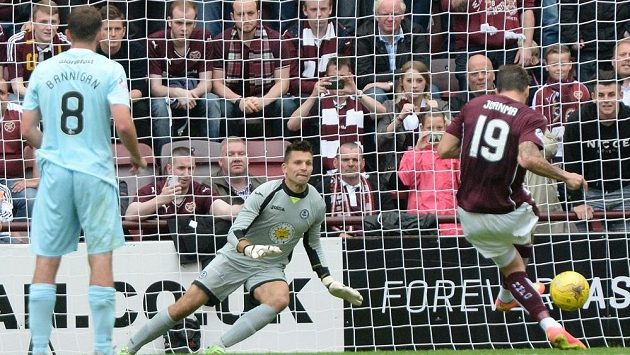 Tomáš Černý při úspěšném zákroku proti penaltě z utkání s Hearts. Tomáš Černý při úspěšném zákroku proti penaltě z utkání s Hearts.