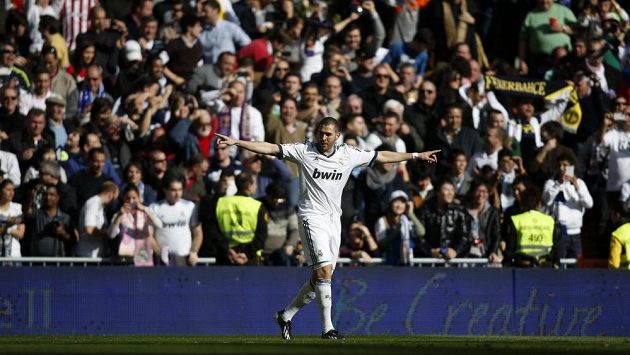 Útočník Realu Madrid Karim Benzema se raduje ze vstřelení gólu do sítě Barcelony. Útočník Realu Madrid Karim Benzema se raduje ze vstřelení gólu do sítě Barcelony.