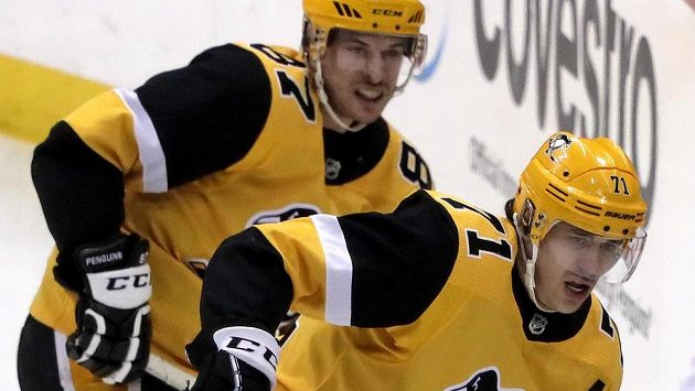 Tahouni Pittsburghu Sidney Crosby (vpředu) a Jevgenij Malkin. Tahouni Pittsburghu Sidney Crosby (vpředu) a Jevgenij Malkin.