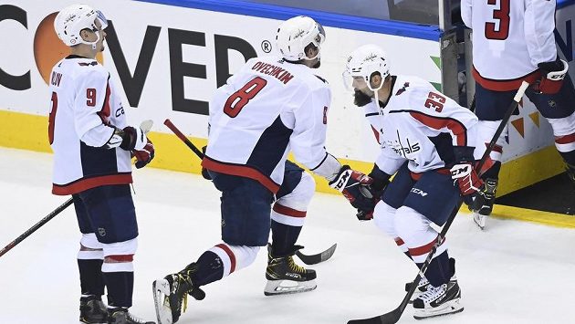 Hvězdný útočník Washingtonu Capitals Alex Ovečkin (8) slaví s obráncem Radko Gudasem výhru nad New York Islanders. Hvězdný útočník Washingtonu Capitals Alex Ovečkin (8) slaví s obráncem Radko Gudasem výhru nad New York Islanders.
