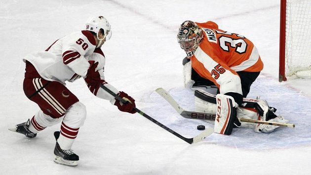 Brankář Philadelphie Steve Mason likviduje samostatný nájezd Antoine Vermette z týmu Arizony. Brankář Philadelphie Steve Mason likviduje samostatný nájezd Antoine Vermette z týmu Arizony.