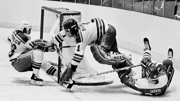 Mark Pavelich (vlevo) na archivním snímku v dresu New York Rangers Mark Pavelich (vlevo) na archivním snímku v dresu New York Rangers