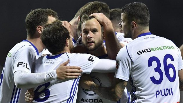 Hráči Mladé Boleslavi se radují z vítězného gólu, uprostřed jeho autor Lukáš Budínský. Hráči Mladé Boleslavi se radují z vítězného gólu, uprostřed jeho autor Lukáš Budínský.