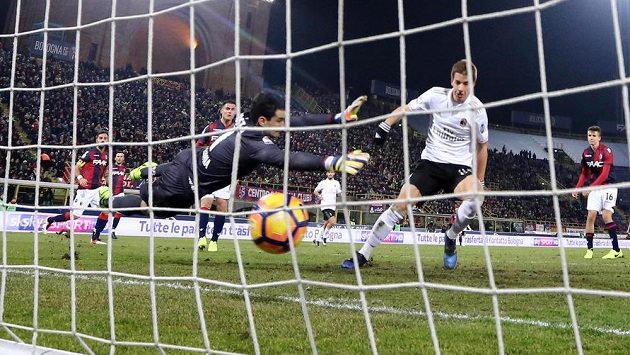 Mario Pašalič z AC Milán střílí vítězný gól v ligovém duelu proti Boloni. Mario Pašalič z AC Milán střílí vítězný gól v ligovém duelu proti Boloni.