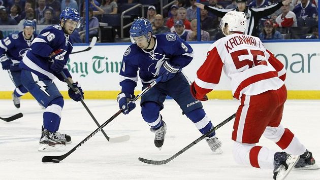 Obránce Detroitu Niklas Kronwall (55) v akci v šestém duelu série proti Tampě. Obránce Detroitu Niklas Kronwall (55) v akci v šestém duelu série proti Tampě.