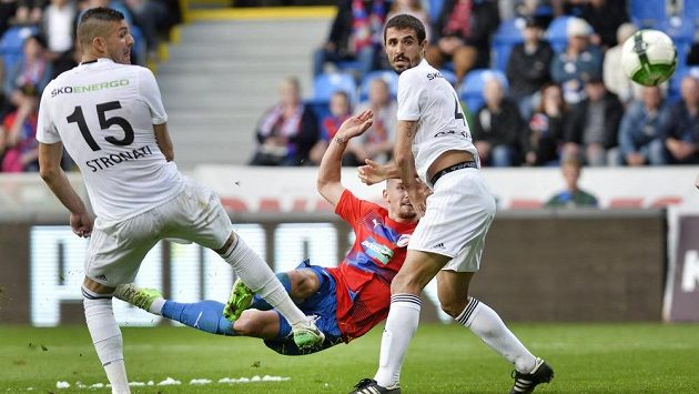 Lukáš Hejda z Viktorie (uprostřed) dává vyrovnávací gól na 3:3 přes Douglase Da Silvu z Boleslavi. Vlevo je Patrizio Stronati. Lukáš Hejda z Viktorie (uprostřed) dává vyrovnávací gól na 3:3 přes Douglase Da Silvu z Boleslavi. Vlevo je Patrizio Stronati.