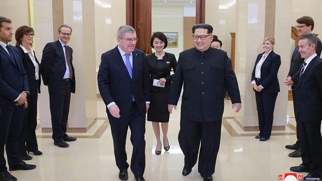 Thomas Bach )vlevo) při schůzce s vůdcem KLDR Kim Čong-unem v Pekingu. Thomas Bach )vlevo) při schůzce s vůdcem KLDR Kim Čong-unem v Pekingu.
