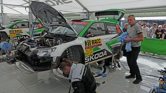 Josef Kopecký při Španělské rallye v servisní zóně pečuje o vůz syna Jana. Josef Kopecký při Španělské rallye v servisní zóně pečuje o vůz syna Jana.
