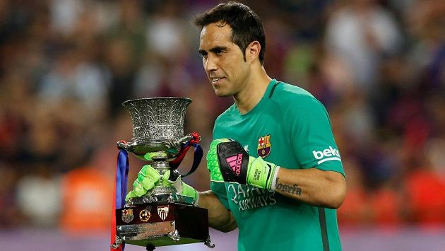 Claudio Bravo ještě jako brankář Barcelony nedávno pózoval se Superpohárem, který katalánský klub získal v boji se Sevillou. Claudio Bravo ještě jako brankář Barcelony nedávno pózoval se Superpohárem, který katalánský klub získal v boji se Sevillou.