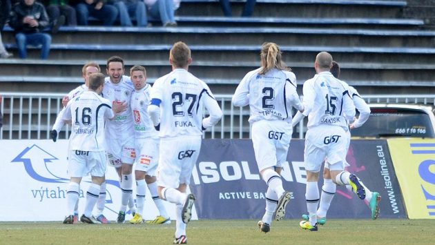 Fotbalisté Hradce Králové se radují ze vstřelení gólu proti pražské Spartě. Fotbalisté Hradce Králové se radují ze vstřelení gólu proti pražské Spartě.