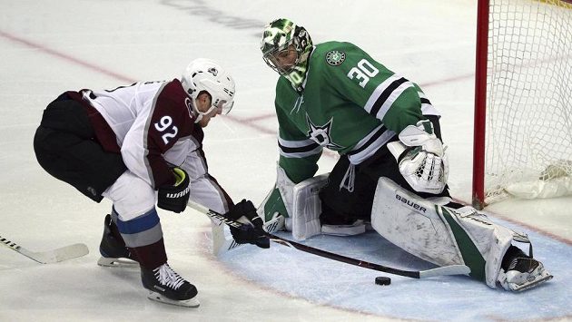 Gabriel Landeskog (92) z Colorada a brankář Dallasu Ben Bishop (30). Gabriel Landeskog (92) z Colorada a brankář Dallasu Ben Bishop (30).