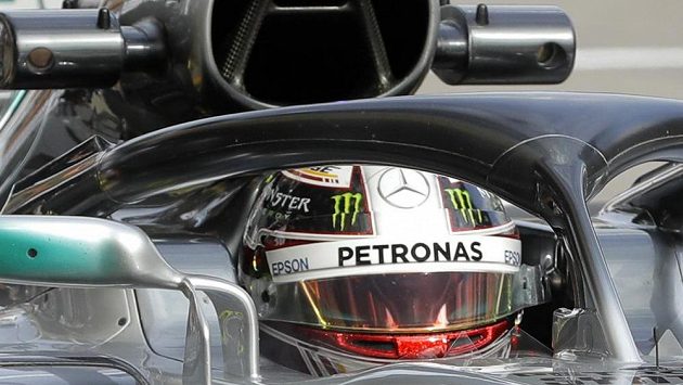 Mistr světa Lewis Hamilton během pátečních tréninků v Soči. Mistr světa Lewis Hamilton během pátečních tréninků v Soči.