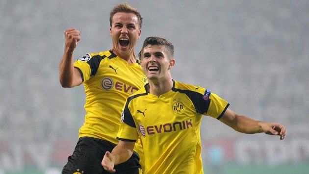 Dortmund's Mario Götze (vlevo) a Christian Pulisic slaví vstřelený gól na hřišti Legie. Dortmund's Mario Götze (vlevo) a Christian Pulisic slaví vstřelený gól na hřišti Legie.