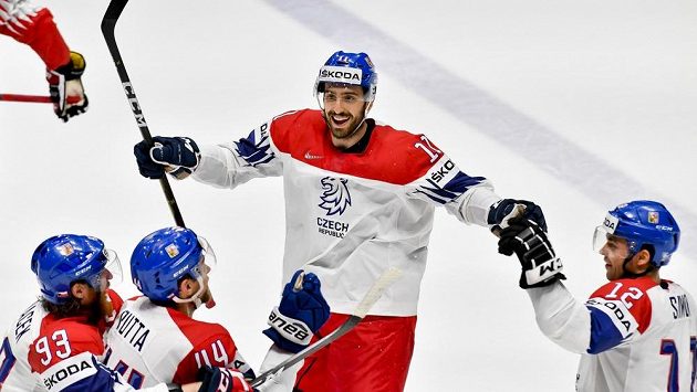 Čeští hokejisté se radují z vítězného gólu, který vstřelil obránce Jan Rutta (druhý zleva) do prázdné brány při power play švýcarského týmu. Vlevo je Jakub Voráček, třetí zleva Michal Moravčík a vpravo Dominik Simon. Čeští hokejisté se radují z vítězného gólu, který vstřelil obránce Jan Rutta (druhý zleva) do prázdné brány při power play švýcarského týmu. Vlevo je Jakub Voráček, třetí zleva Michal Moravčík a vpravo Dominik Simon.