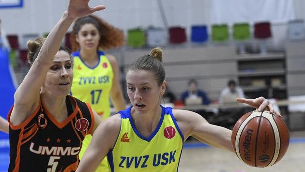 Utkání čtvrtfinále Evropské ligy basketbalistek: Zprava Kateřina Elhotová z USK a Jevgenia Beljakovová z Jekatěrinburgu. Utkání čtvrtfinále Evropské ligy basketbalistek: Zprava Kateřina Elhotová z USK a Jevgenia Beljakovová z Jekatěrinburgu.