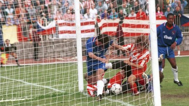 Karel Poborský v dresu Viktorie Žizkov (druhý zleva) se snaží propasírovat míč do branky Chelsea v utkání Poháru vítězů pohárů v roce 1994. Karel Poborský v dresu Viktorie Žizkov (druhý zleva) se snaží propasírovat míč do branky Chelsea v utkání Poháru vítězů pohárů v roce 1994.