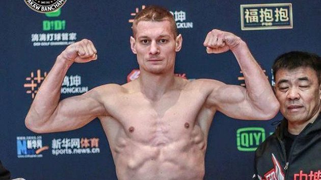 Andrej Kulebin zvolil netradiční oblek pro trénink. Andrej Kulebin zvolil netradiční oblek pro trénink.