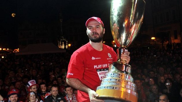 Příjezd pardubických hokejistů z Brna na Perštýnské náměstí, kde s fanoušky v noci slavili výhru ve finále extraligy a titul mistra republiky. Na snímku Vladimír Sičák. Příjezd pardubických hokejistů z Brna na Perštýnské náměstí, kde s fanoušky v noci slavili výhru ve finále extraligy a titul mistra republiky. Na snímku Vladimír Sičák.
