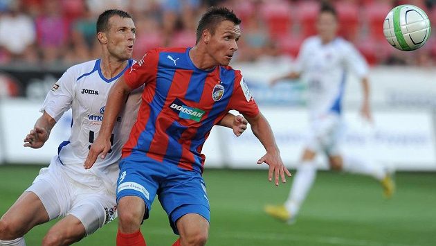 Plzeňský útočník Stanislav Tecl (vpředu vpravo). Plzeňský útočník Stanislav Tecl (vpředu vpravo).