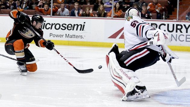 Útočník Anaheimu Ducks Matt Beleskey (vlevo) překonává brankáře Chicaga Blackhawks Coreyho Crawforda a střílí vítězný gól. Útočník Anaheimu Ducks Matt Beleskey (vlevo) překonává brankáře Chicaga Blackhawks Coreyho Crawforda a střílí vítězný gól.