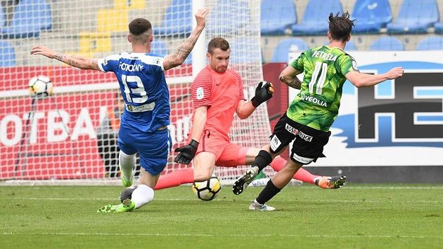 Milan Petržela střílí druhý gól Plzně. Milan Petržela střílí druhý gól Plzně.