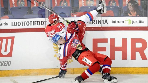 Český zadák Tomáš Pavelka v tvrdém souboji s ruským útočníkem Vjačeslavem Leščenkem. Český zadák Tomáš Pavelka v tvrdém souboji s ruským útočníkem Vjačeslavem Leščenkem.