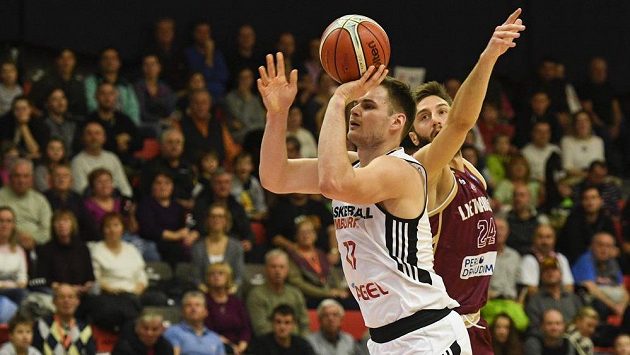 Zleva Jaromír Bohačík z Nymburka a Marko Čakarević z Panevežysu. Zleva Jaromír Bohačík z Nymburka a Marko Čakarević z Panevežysu.