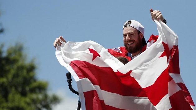 Německý brankář Philipp Grubauer slaví vítězství Stanley Cupu s Washingtonem. Německý brankář Philipp Grubauer slaví vítězství Stanley Cupu s Washingtonem.