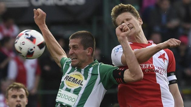 Michal Šmíd z Bohemians v ostrém souboji s Milanem Škodou ze Slavie během utkání 27. kola první fotbalové ligy. Michal Šmíd z Bohemians v ostrém souboji s Milanem Škodou ze Slavie během utkání 27. kola první fotbalové ligy.