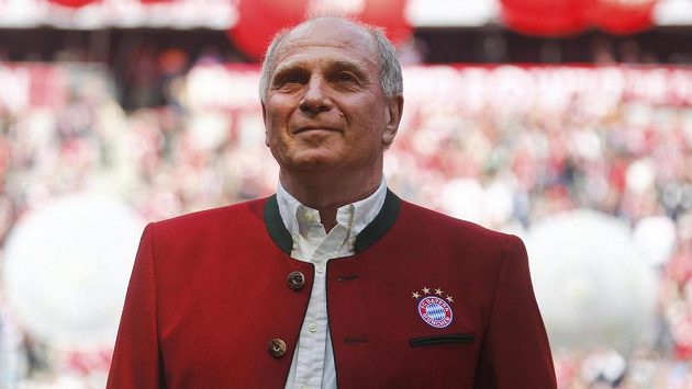 Uli Hoeness, který byl v únoru propuštěn z vězení po odpykání trestu za daňové úniky, se bude opět ucházet o funkci prezidenta fotbalového Bayernu Mnichov. Uli Hoeness, který byl v únoru propuštěn z vězení po odpykání trestu za daňové úniky, se bude opět ucházet o funkci prezidenta fotbalového Bayernu Mnichov.
