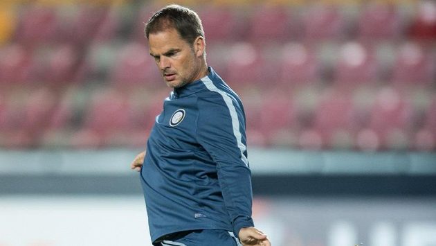 Trenér Interu Milán Frank de Boer během tréninku na Letné. Trenér Interu Milán Frank de Boer během tréninku na Letné.