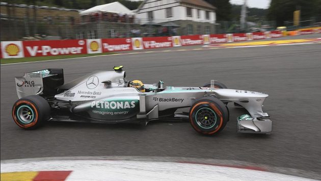 Pilot Mercedesu Lewis Hamilton na okruhu ve Spa-Francorchamps v Belgii. Pilot Mercedesu Lewis Hamilton na okruhu ve Spa-Francorchamps v Belgii.